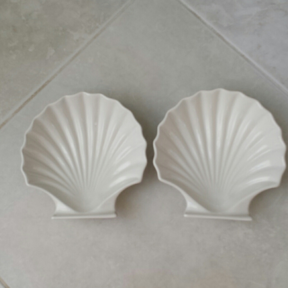 Set of 2 Shell Dishes